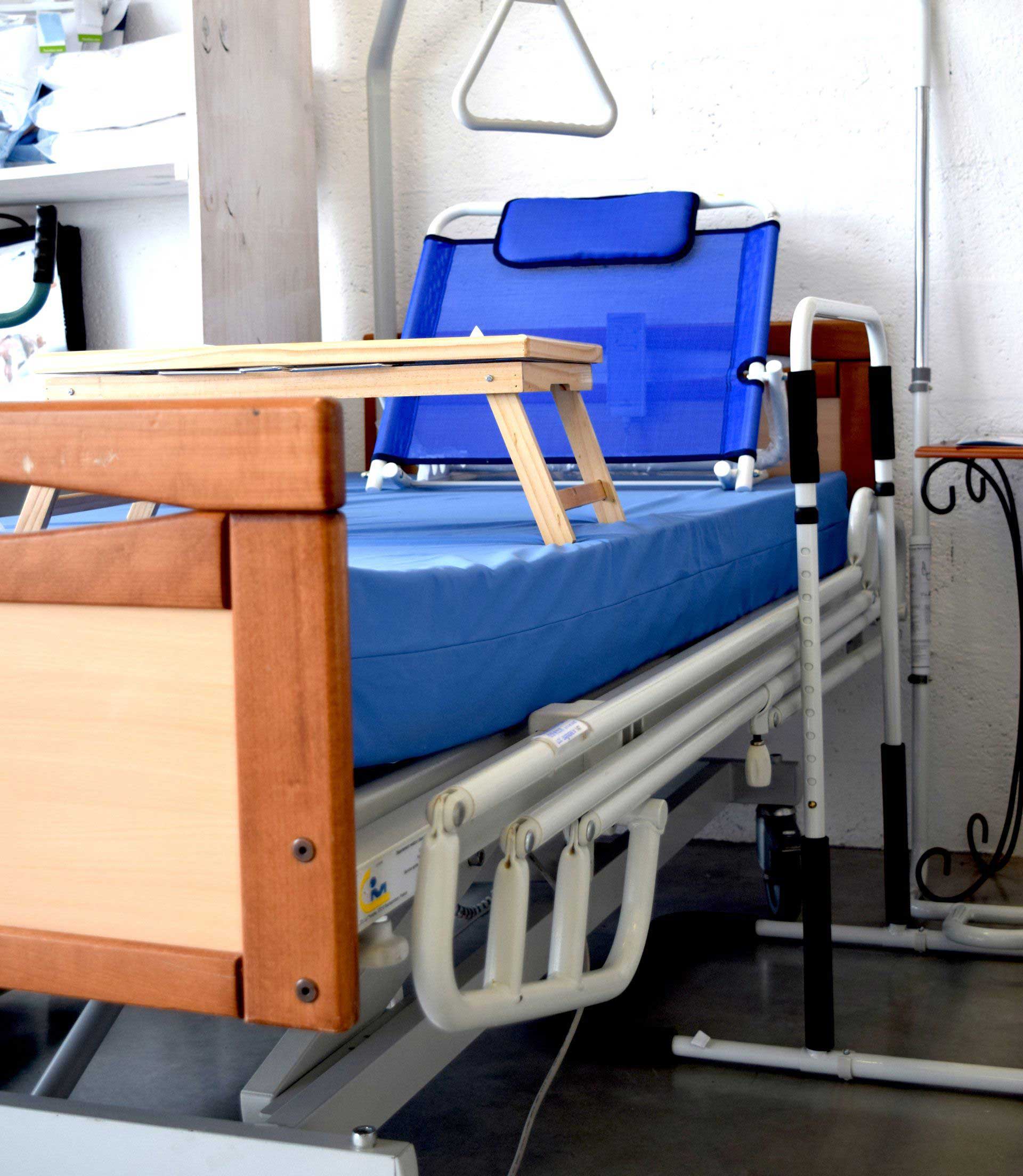Un lit médicalisé avec des accessoires pour un confort optimal