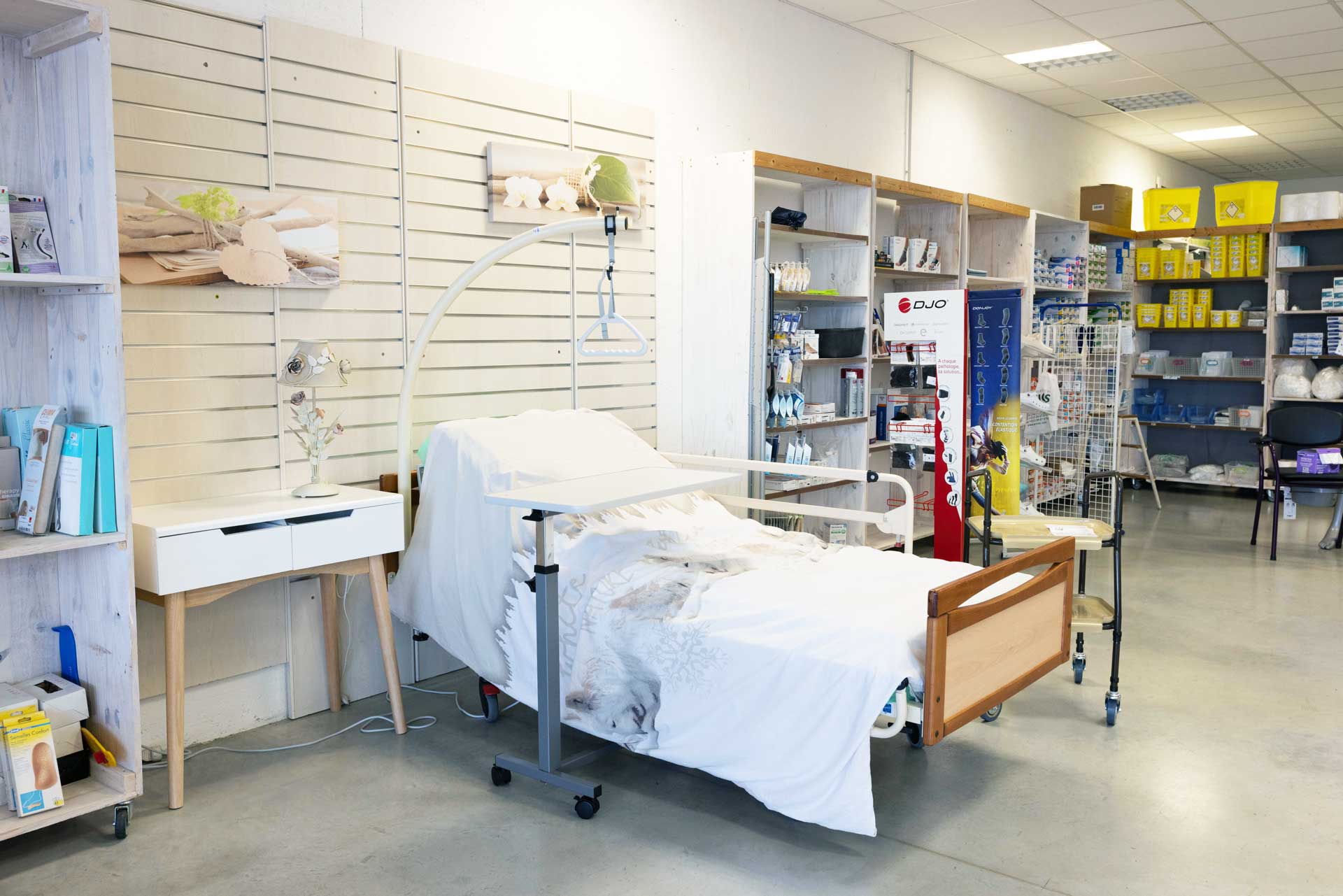 Un modèle de lit médicalisé proposé dans le magasin Sérédom