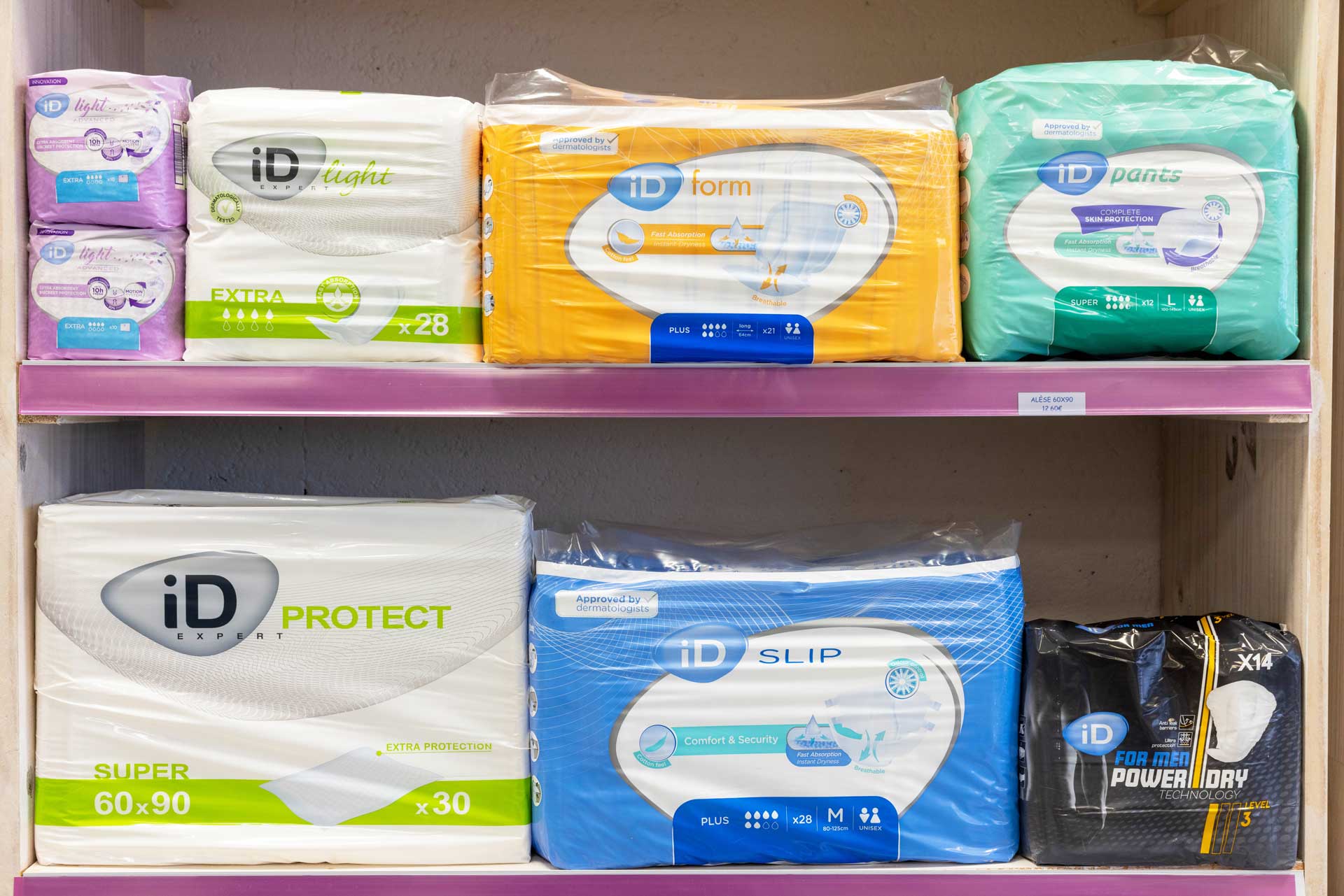 Une étagère de présentation de différents types de protections anatomiques pour l'incontinence