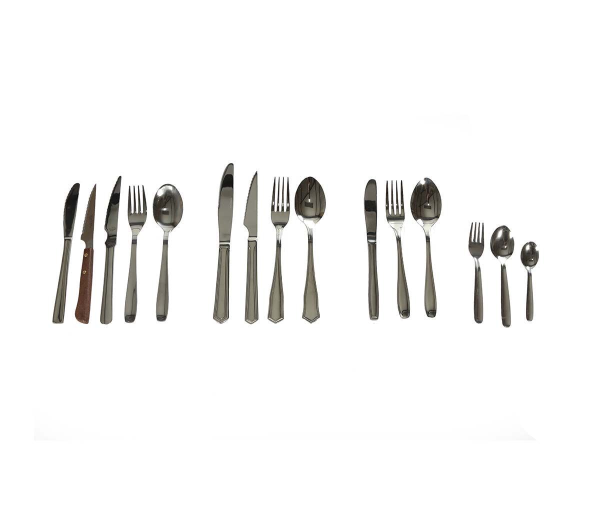 Una fila de cubiertos que incluye cuchillos, tenedores, cucharas y utensilios sobre un fondo blanco.