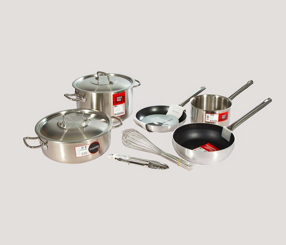 Un juego de ollas y sartenes de acero inoxidable sobre un fondo blanco.