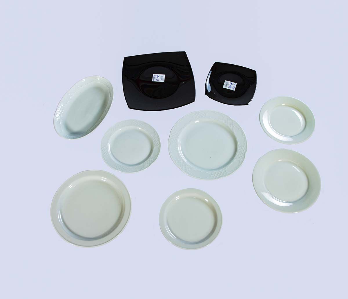 Un grupo de placas blancas y negras sobre una superficie blanca.