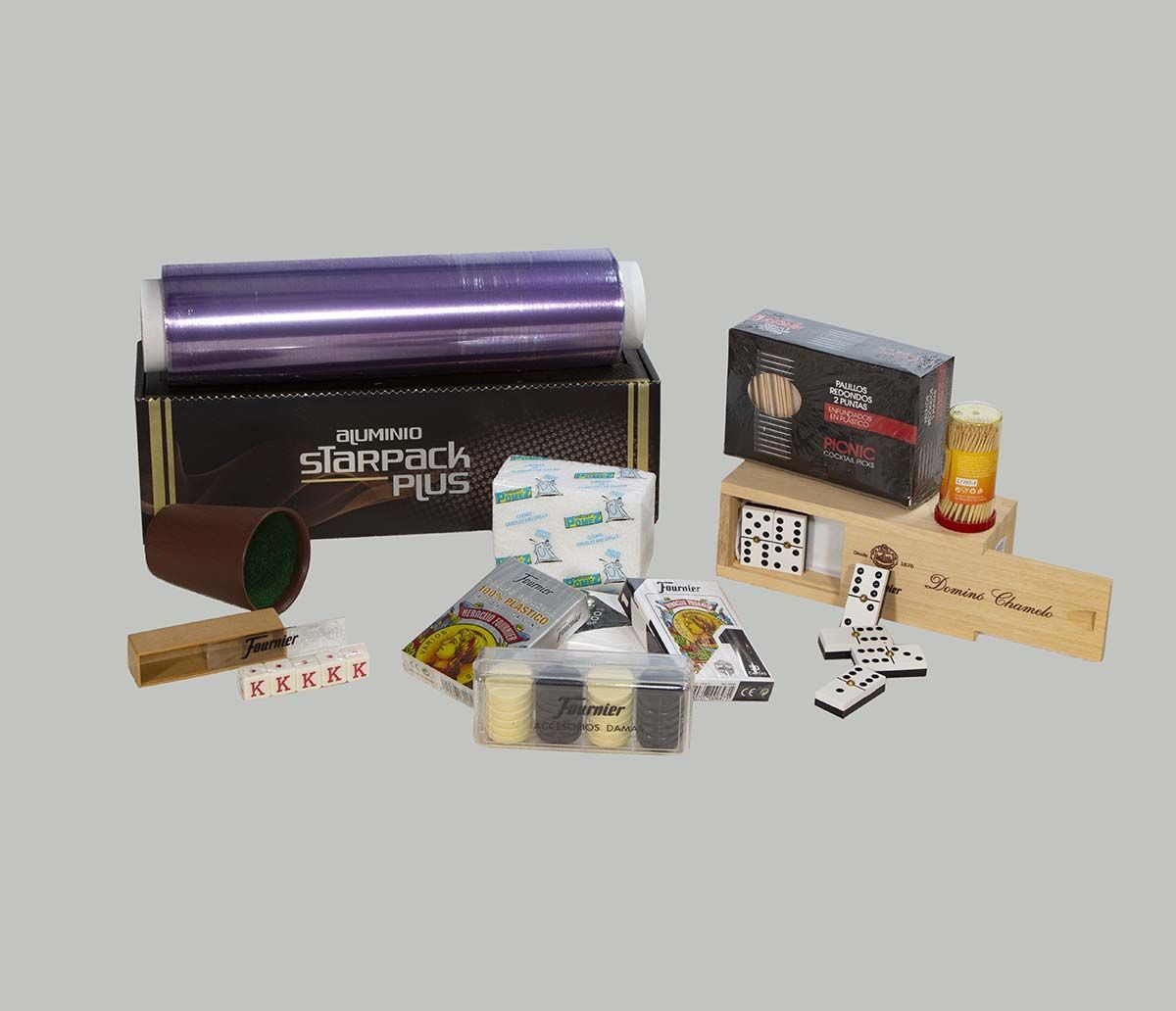 Una variedad de productos de embalaje se encuentran colocados uno encima del otro sobre una mesa.