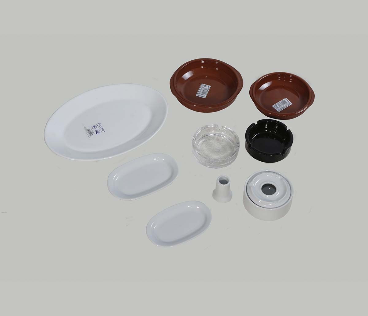 Un montón de platos y cuencos sobre una mesa