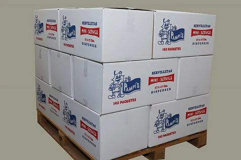 Una paleta de madera llena de cajas de espaguetis