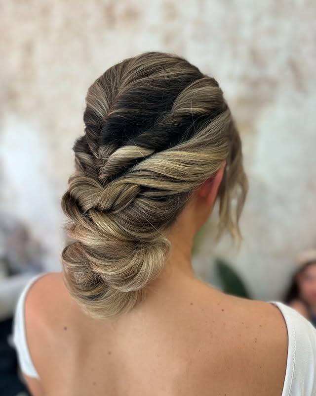 Peinado recogido retorcido de mujer rubia y castaña oscura.