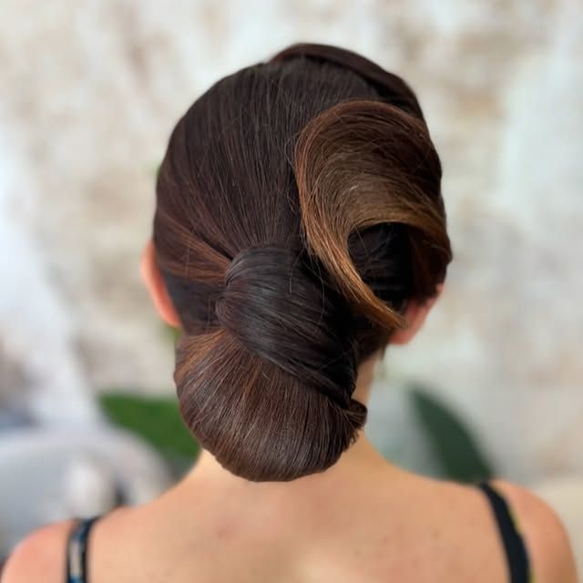Cabello de mujer peinado con un recogido retorcido y un remolino lateral. Tonos castaños y castaños.