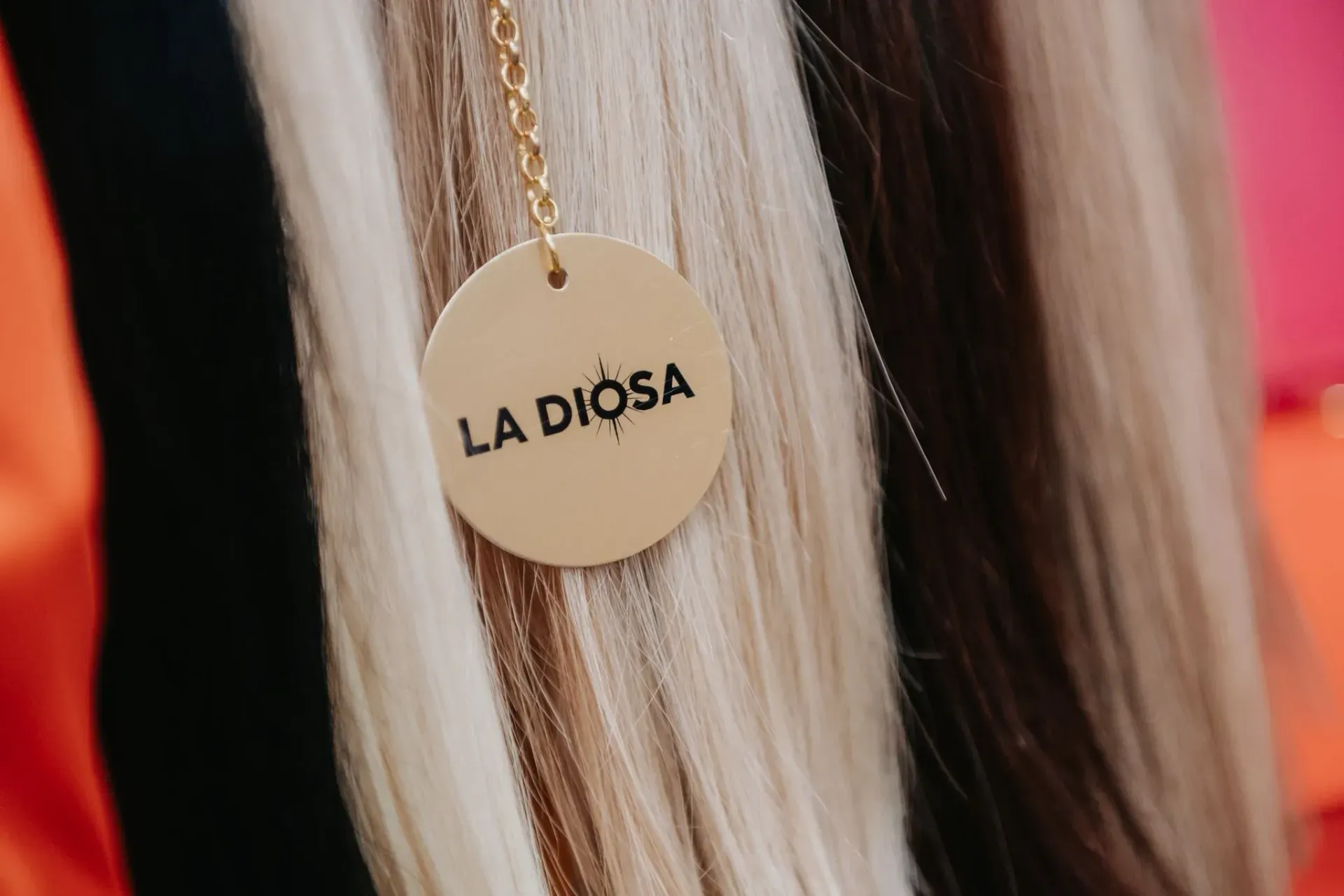 Mujer con cabello largo, rubio y liso, peinado con un giro en la parte posterior.