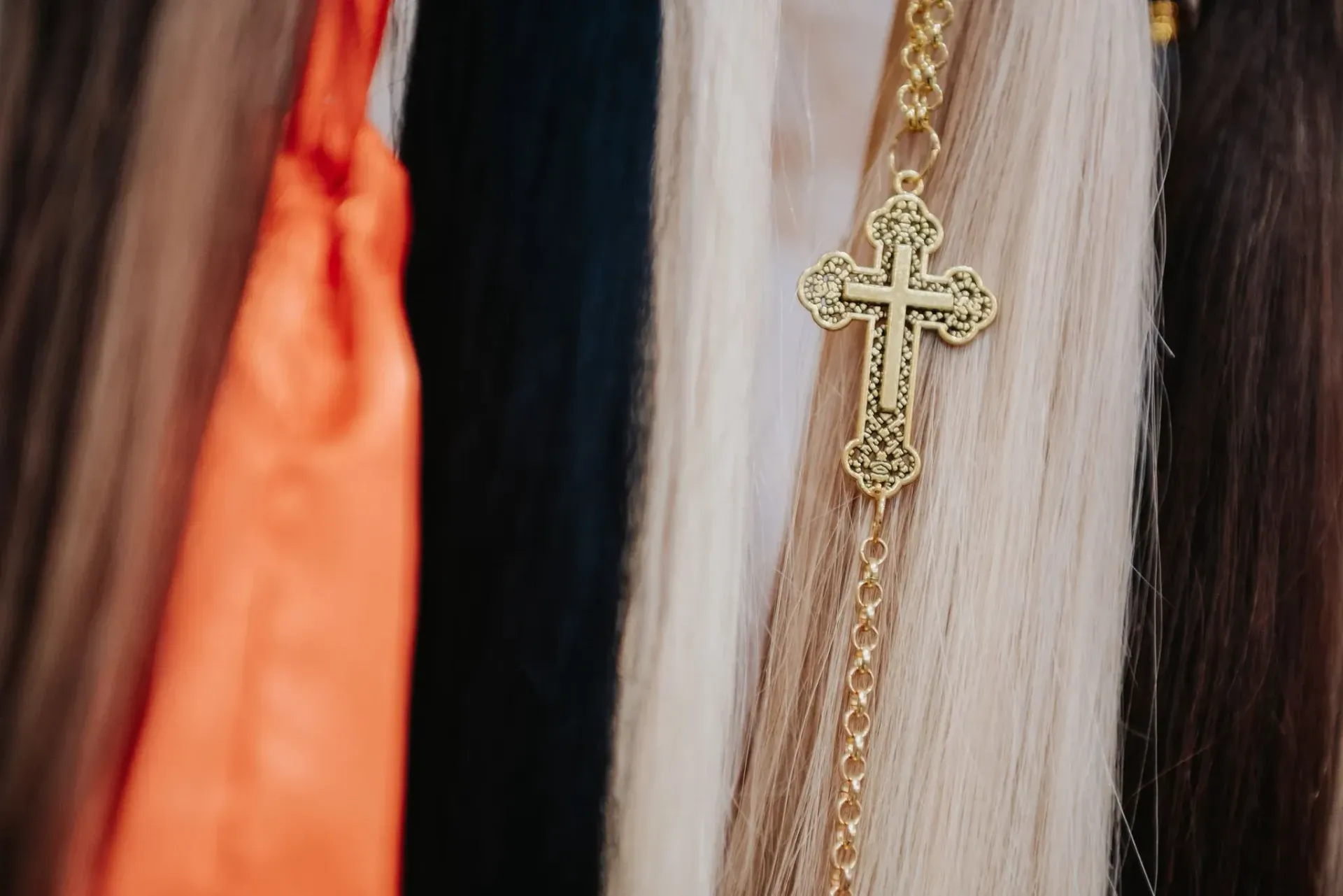 Cabello rubio con reflejos, corte a capas. Persona con camisa negra, de pie en un salón de belleza.