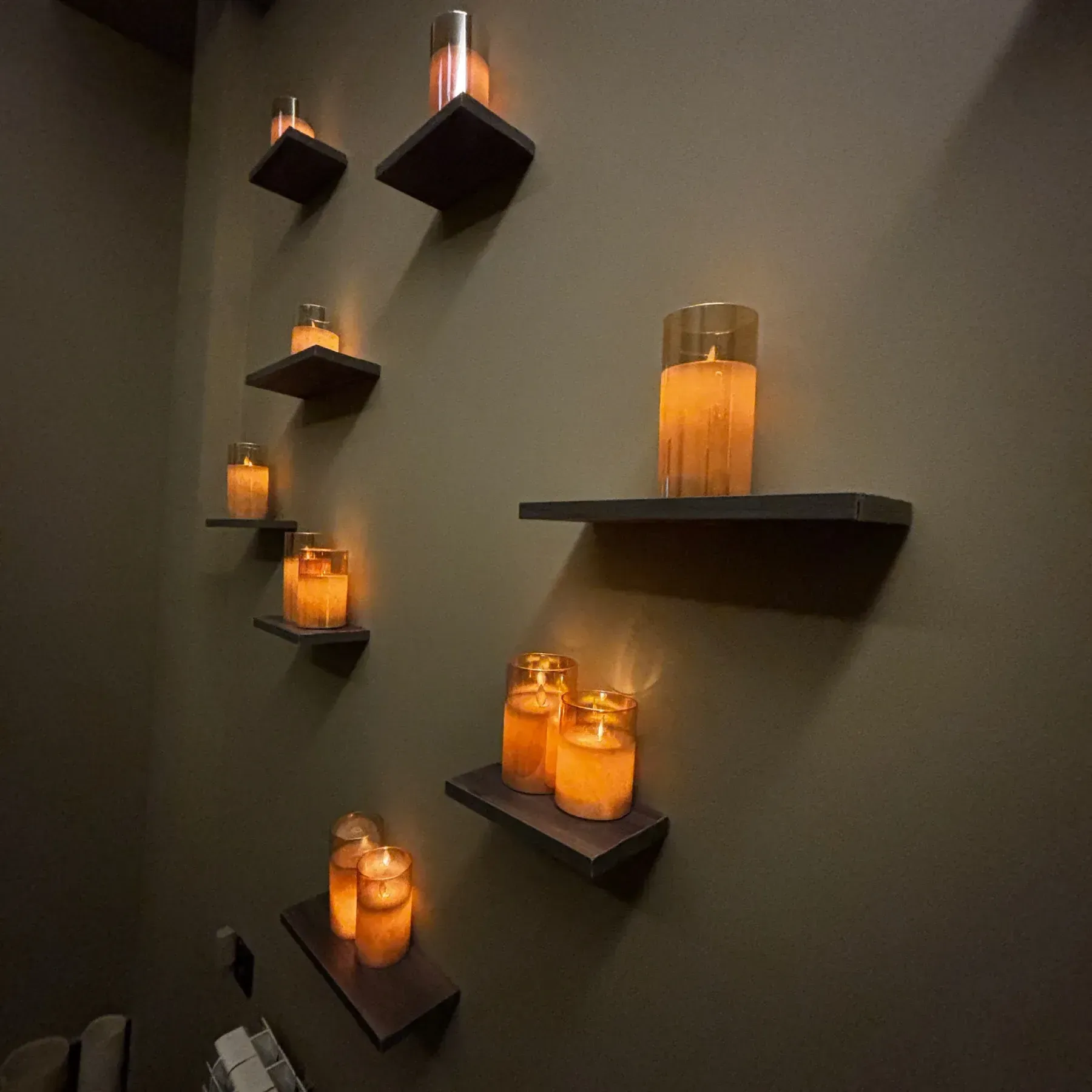 Un estilista peina a una clienta en un salón. La clienta mira su tableta mientras otro estilista le da consejos en el espejo.