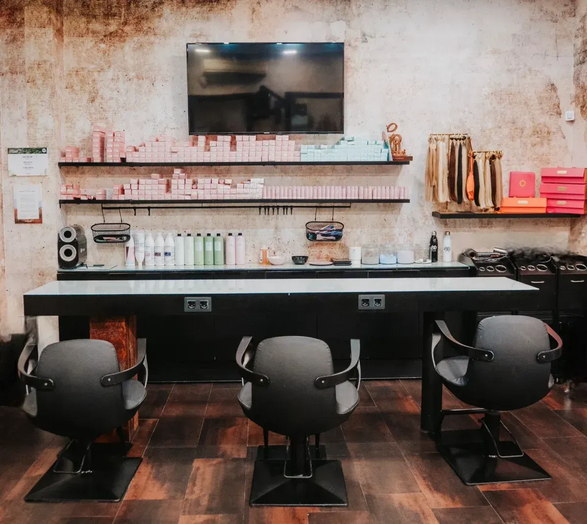 Cabello rubio con reflejos, corte a capas. Persona con camisa negra, de pie en un salón de belleza.