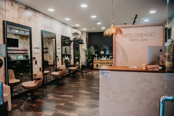 Mujer con cabello rubio largo, en capas y con reflejos. 