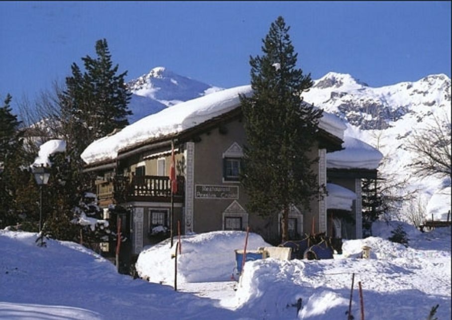 Pension & Restaurant Crasta im verschneiten Fextal
