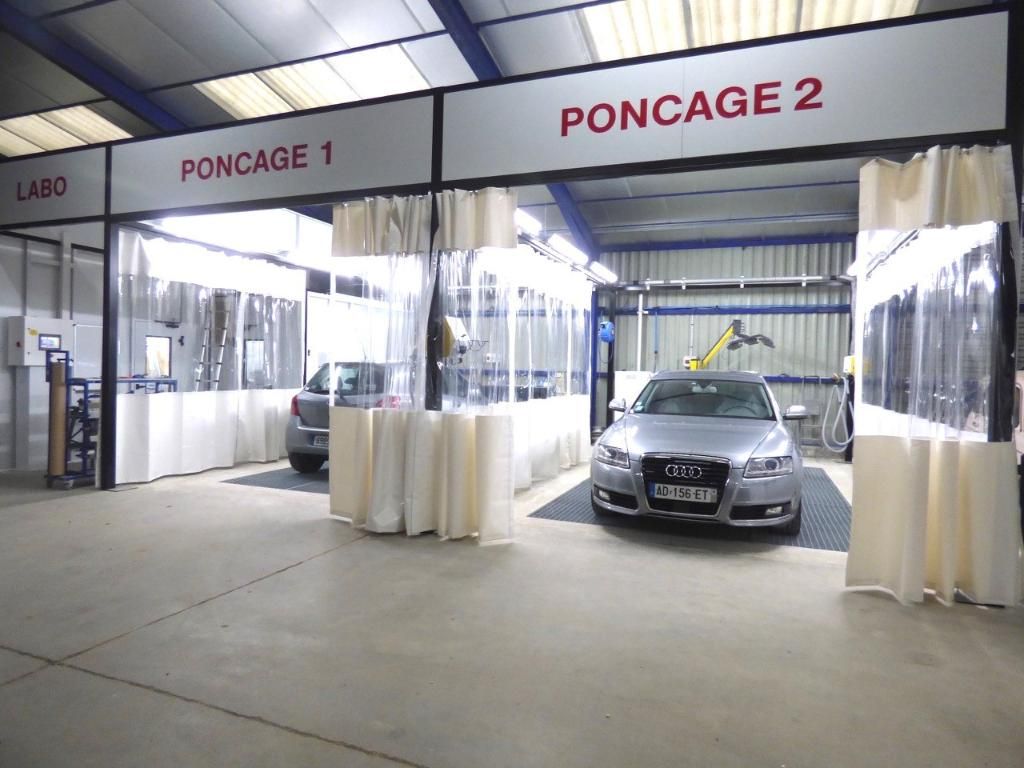 Voitures dans un atelier de réparation automobile.