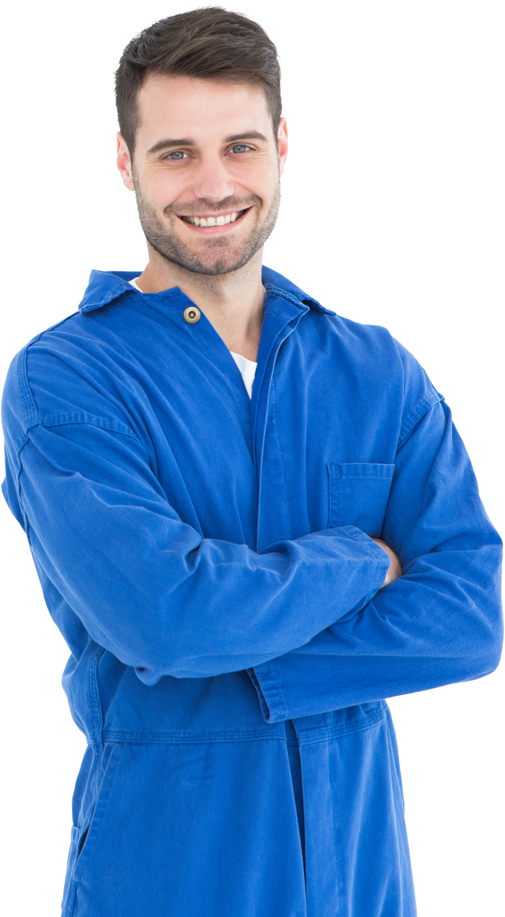 Un homme en salopette de travail bleue sourit, les bras croisés.