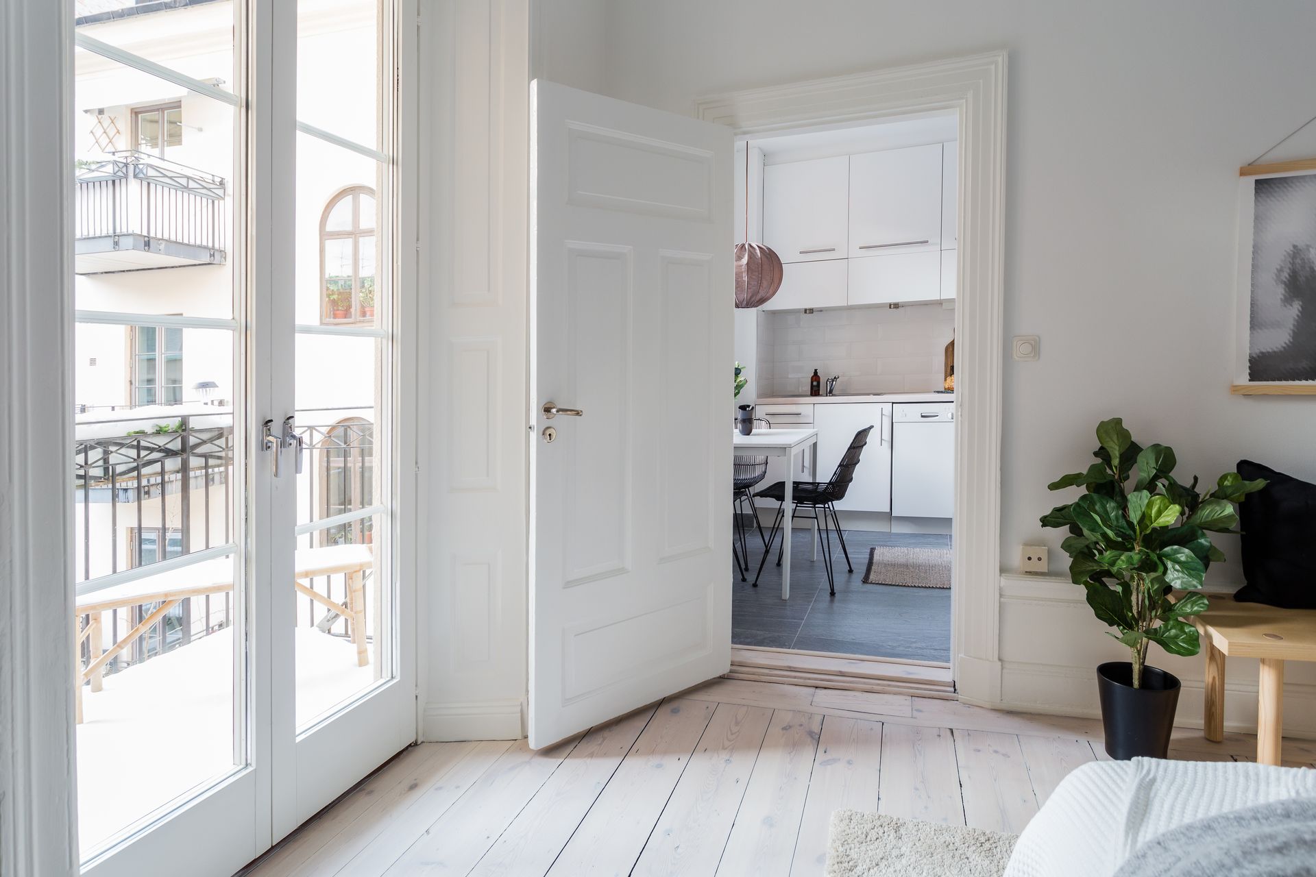 Porte intérieure en bois blanc avec moulures