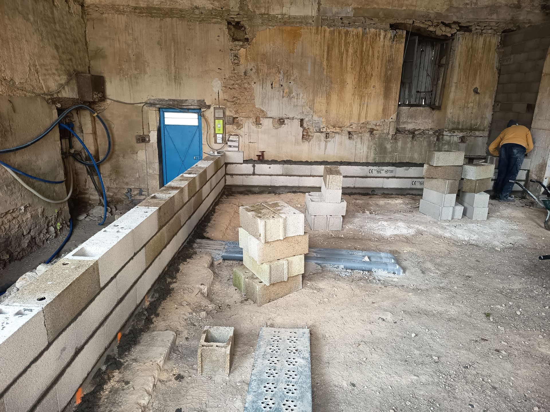 Création d'un mur en parpaings dans un bâtiment ancien