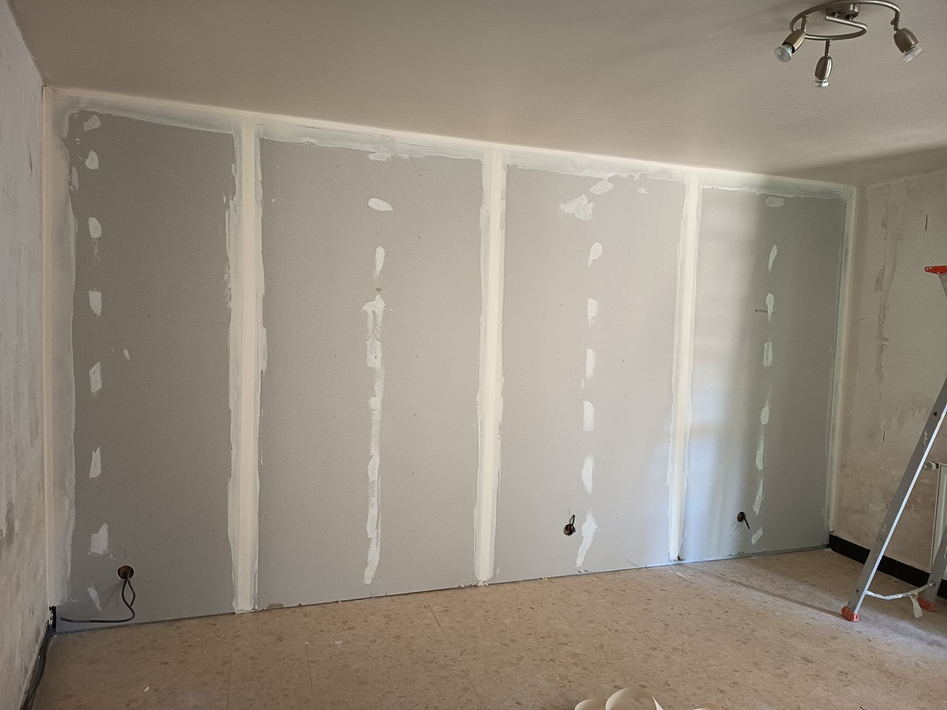 Mur en plaques de plâtre avec bandes de plâtre