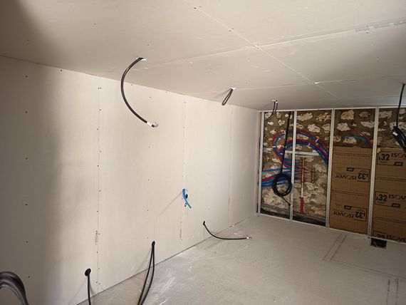 Pièce avec un mur isolé en cours de rénovation