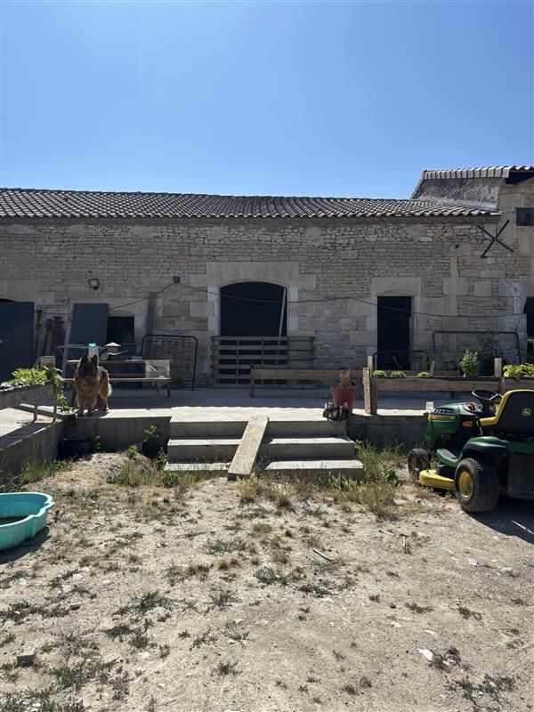 Grange avec terrasse et escalier en béton