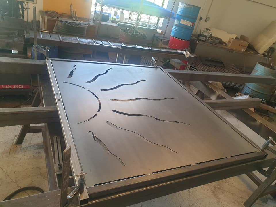 Création de portails sur mesure avec tôle décorative