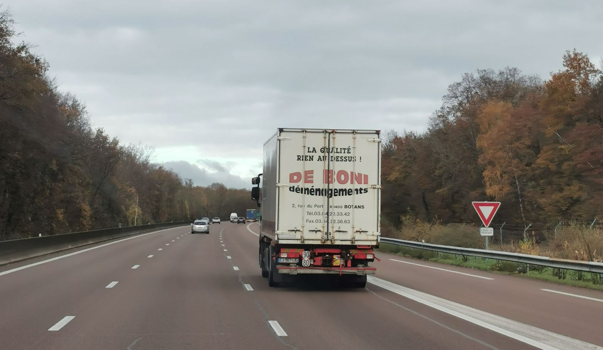 Camion de déménagement sur l'autoroute