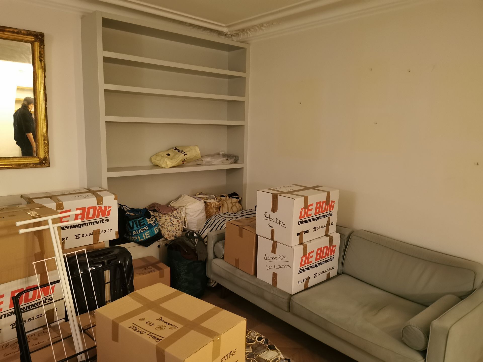 Cartons dans un appartement