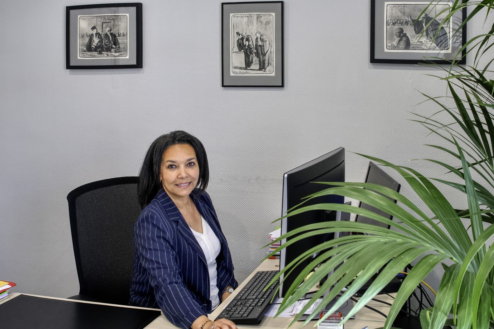 Collaboratrice derrière un ordinateur.