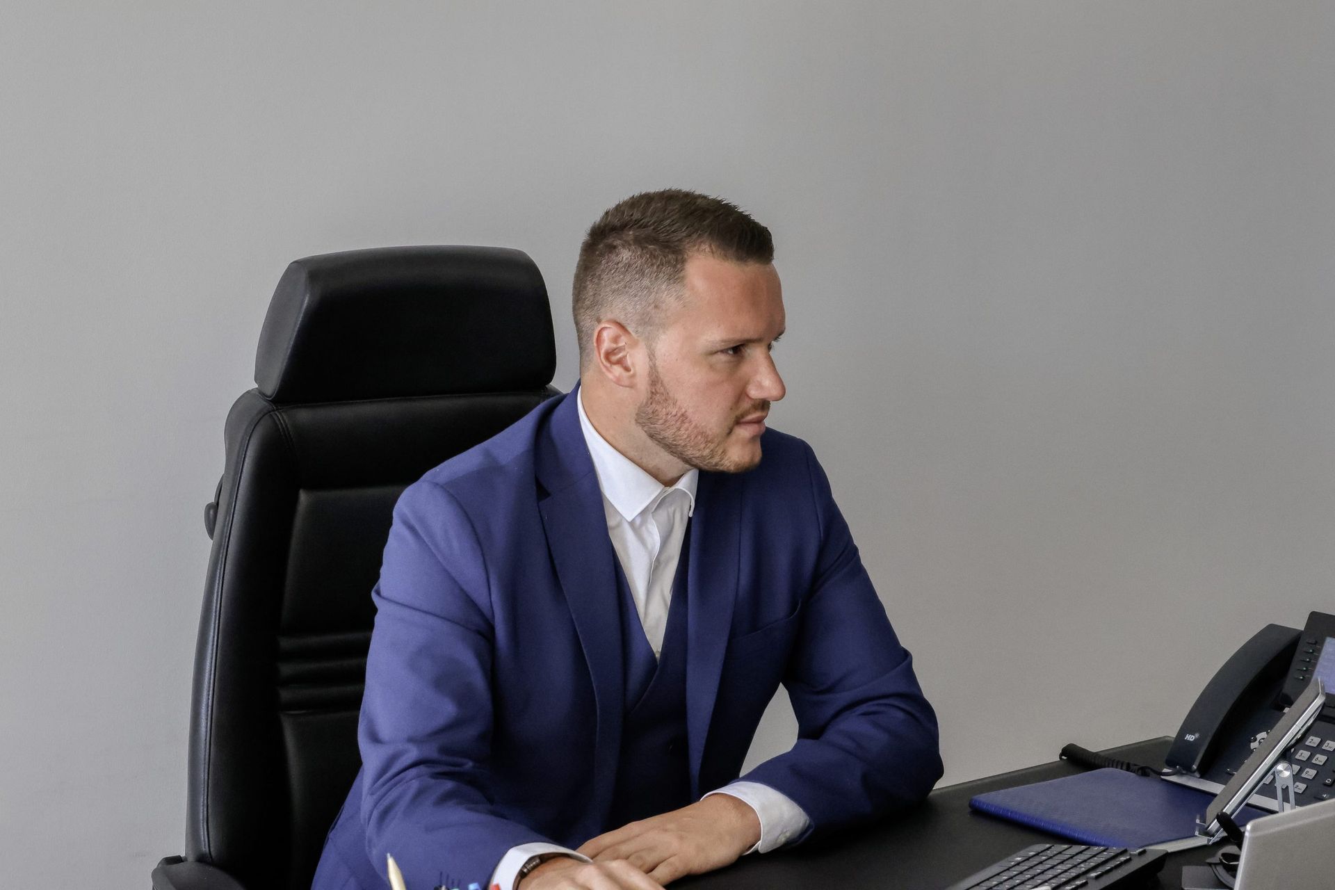 Maître avocat assis à son bureau.