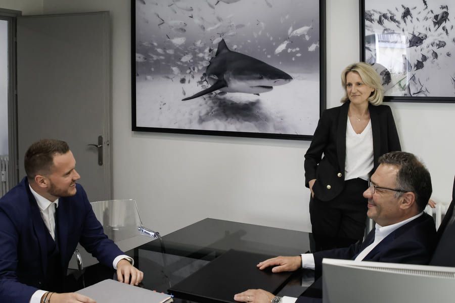 Réunion dans un cabinet d'avocat.