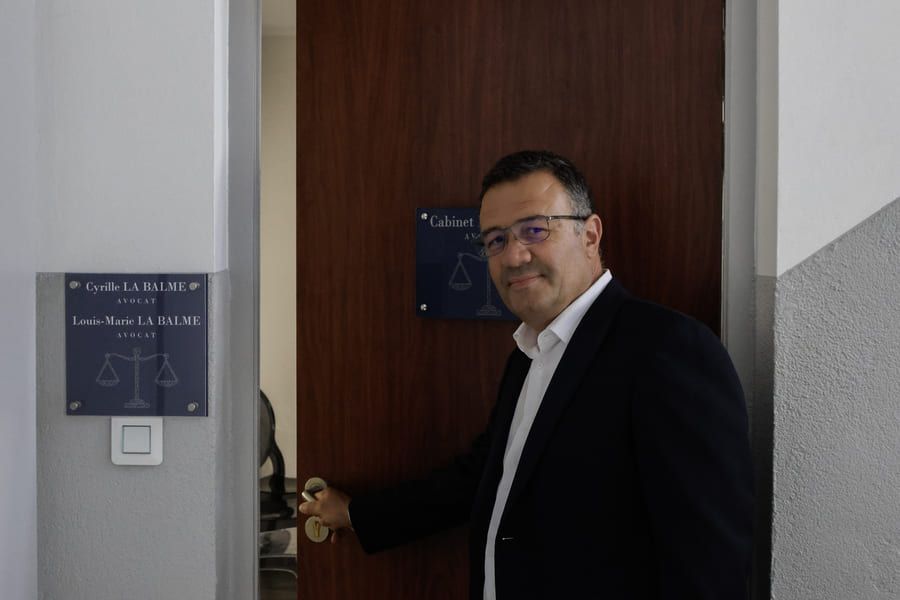 Avocat entrant dans son cabinet.