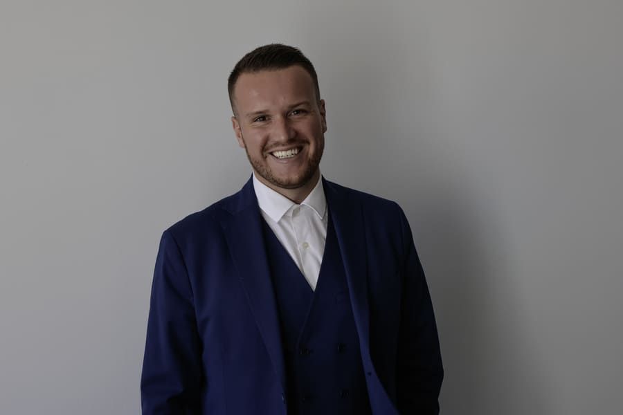 Maître Louis-Marie La Balle en train de sourire.