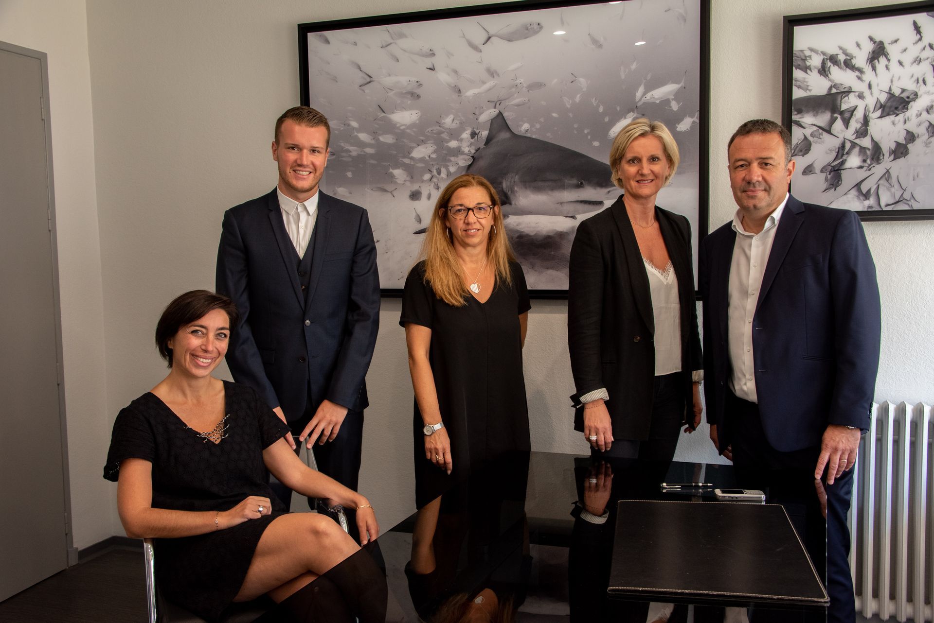 5 collaborateurs du cabinet d'avocat La Balme qui prennent la pose.