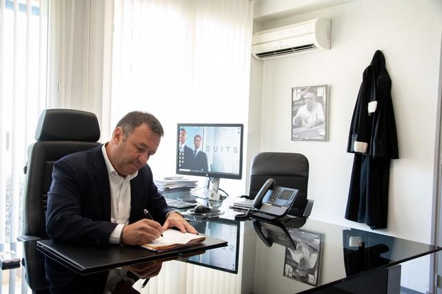 Maître La Balme à son bureau.