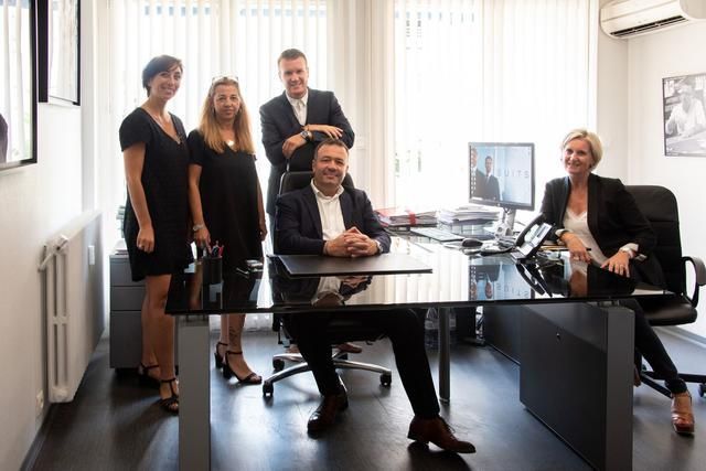 Cabinet d'avocat prenant la pose pour une photo.