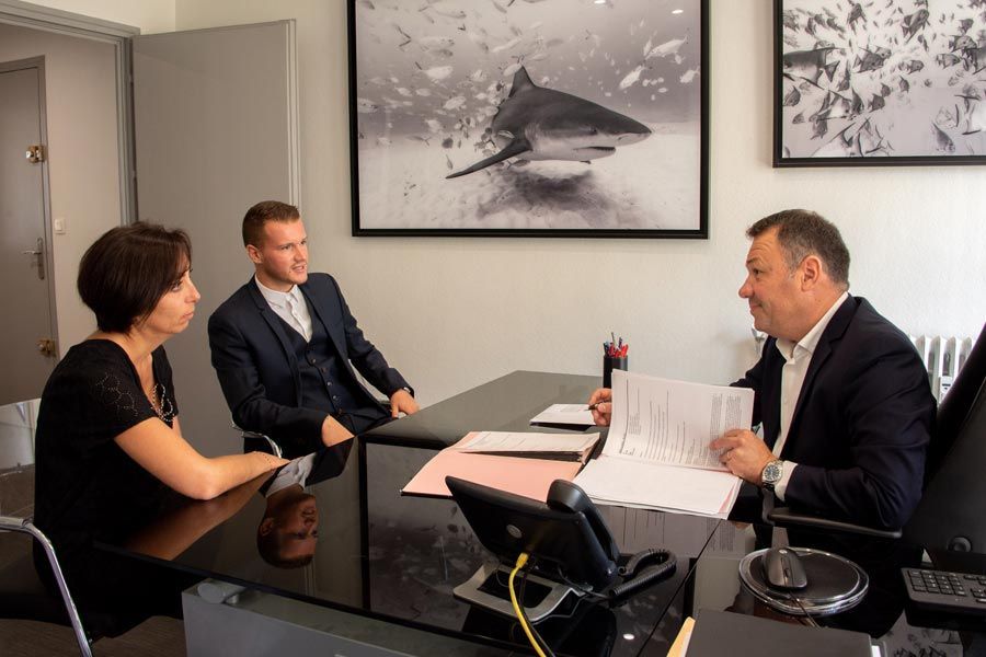 Réunion de plusieurs collaborateurs dans un bureau d'avocat.