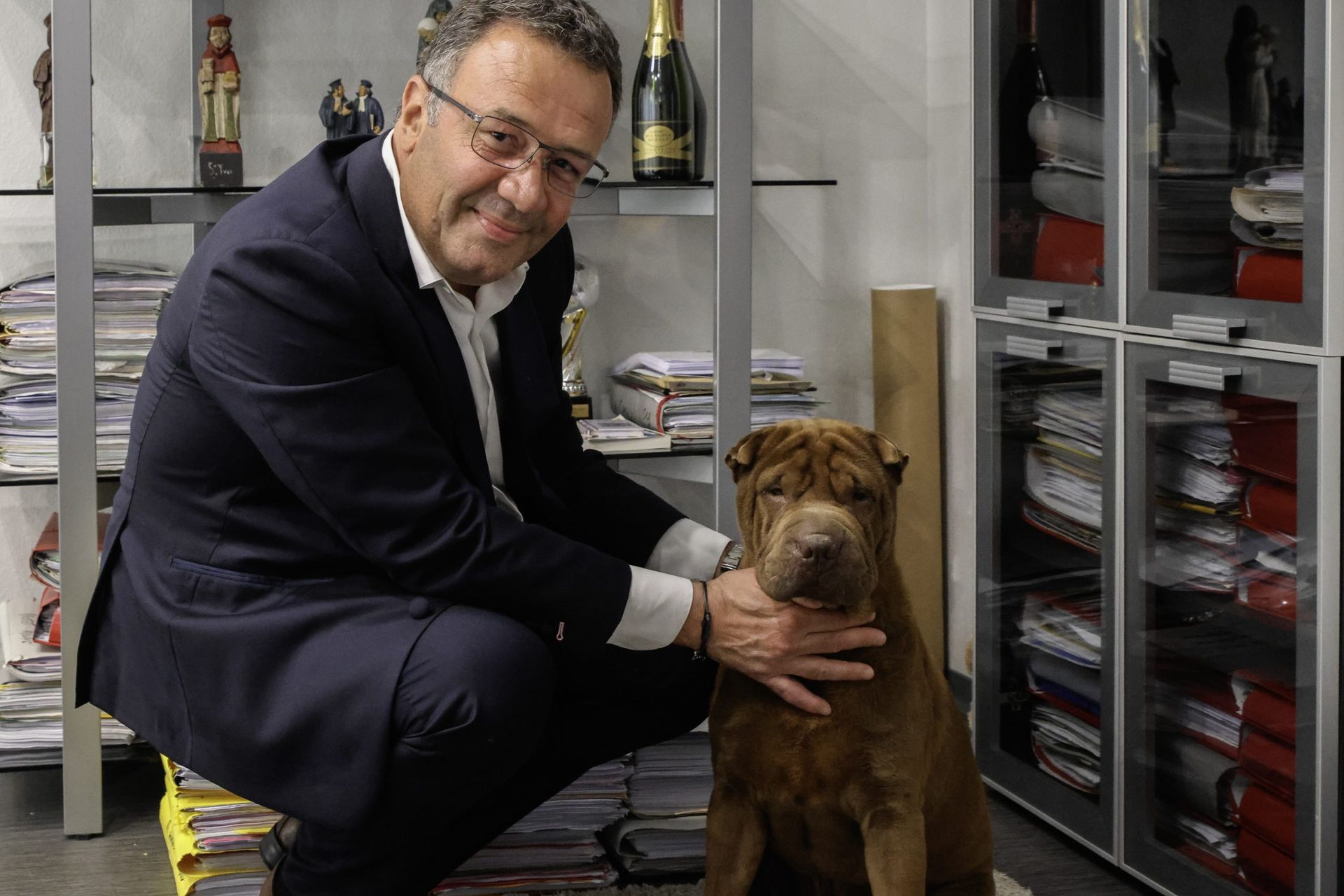 Avocat avec un chien.