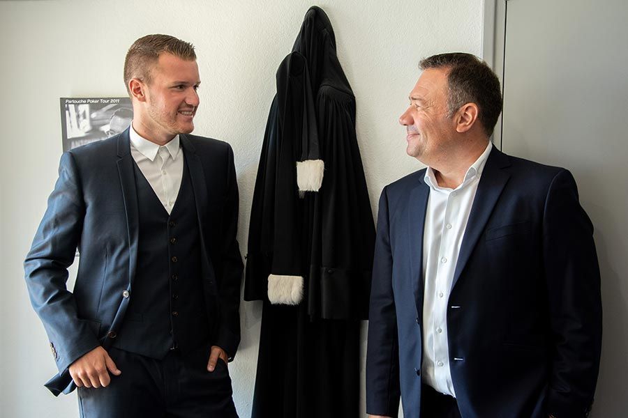 Père et fils La Balme se regardant.