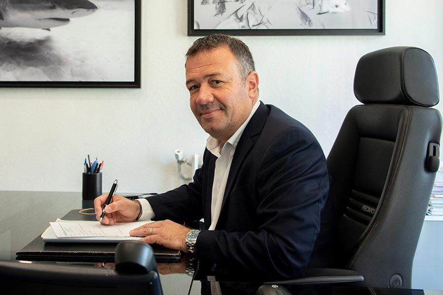 Maître avocat écrivant sur un document.