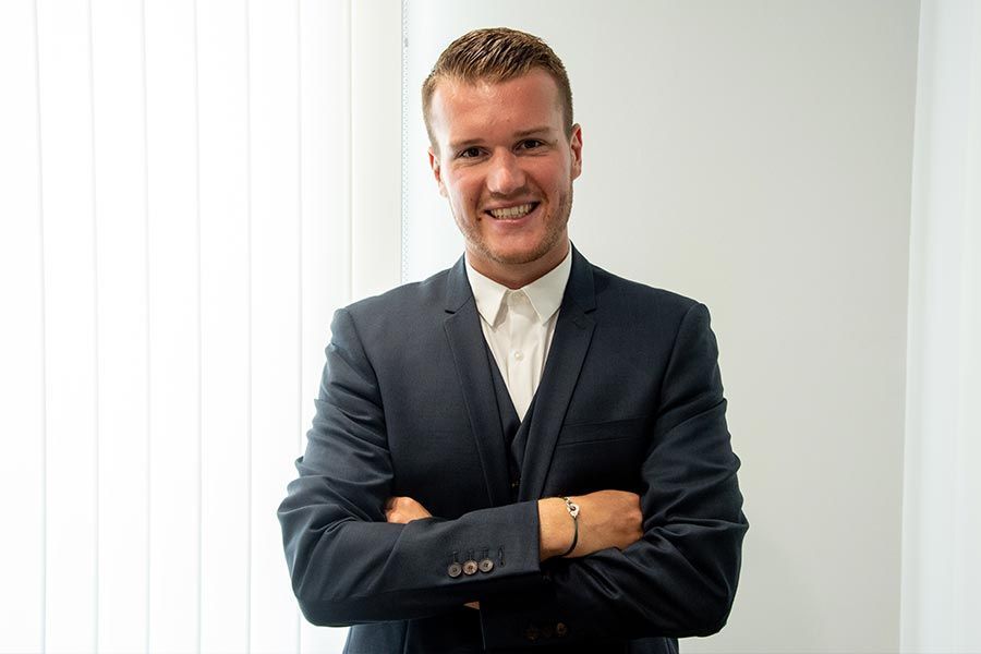 Portrait de maître Louis-Marie La Balme les bras croisés.