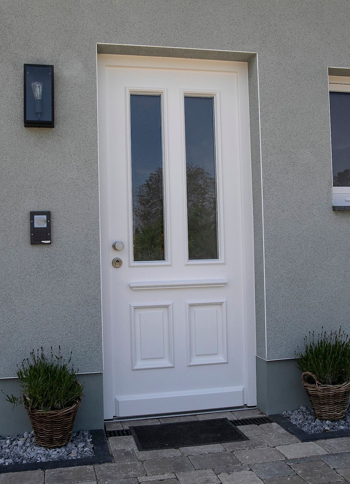 Haus Tür mit zwei Fenster