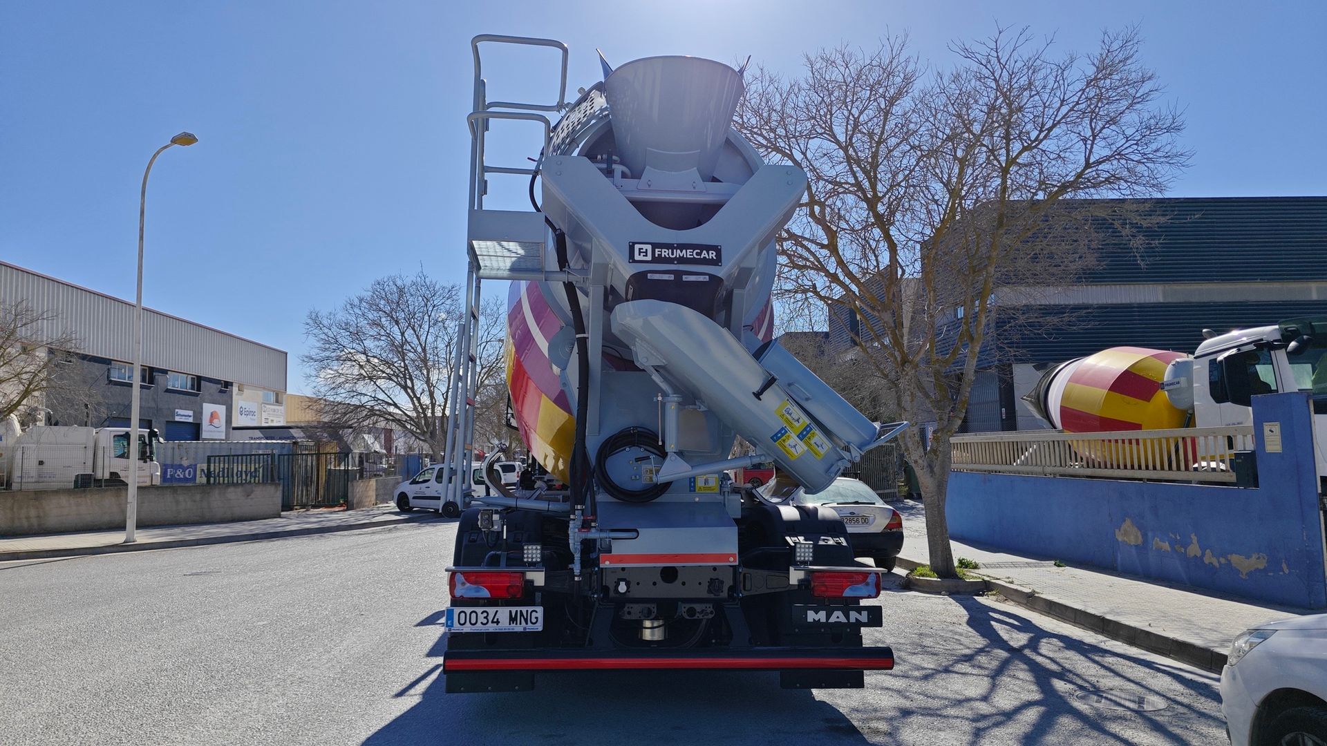 Un camión hormigonera está estacionado al costado de la carretera.