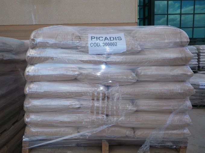 Una pila de bolsas envueltas en plástico con una etiqueta que dice Picadis