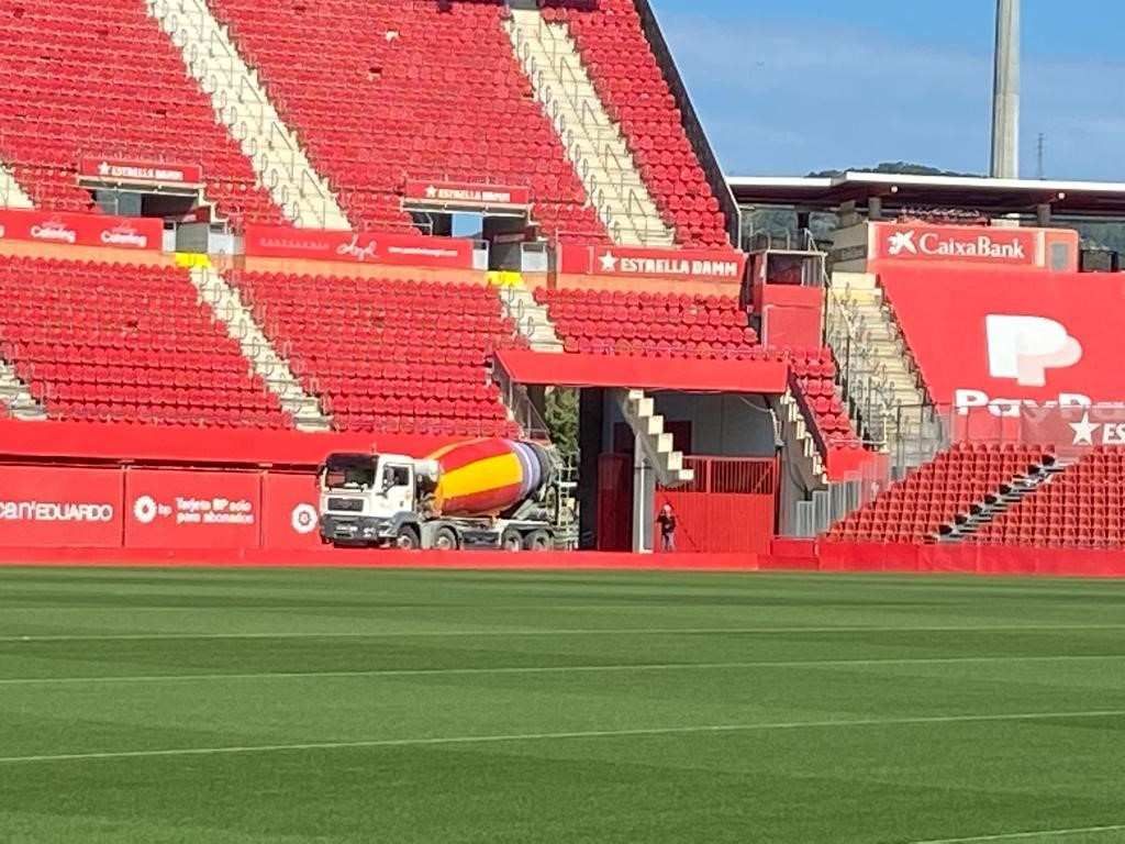 Un estadio con asientos rojos y un logotipo de PayPal.