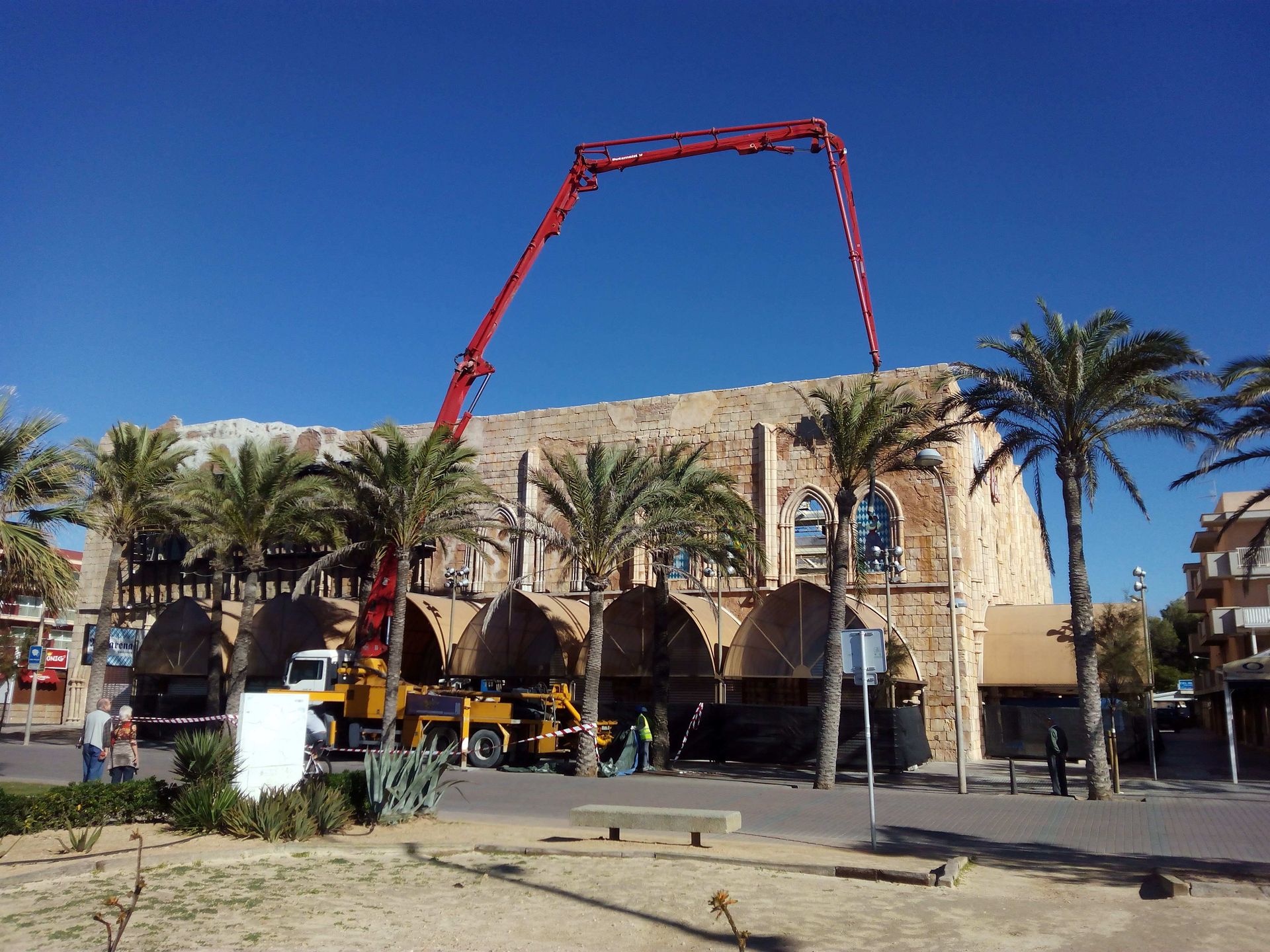 Se está utilizando una grúa para verter cemento en un edificio.