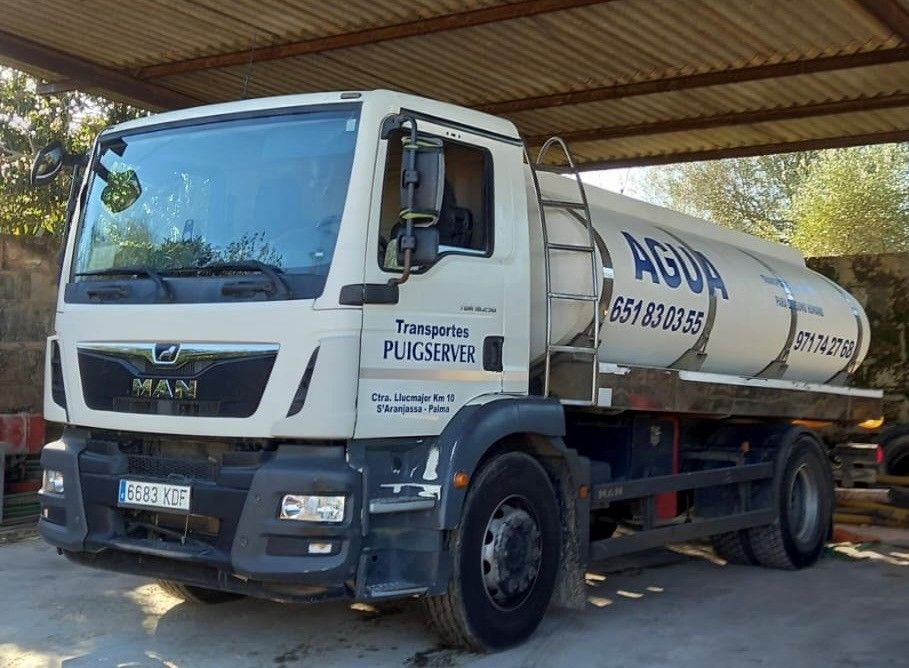 Un camión blanco con la palabra agua.
