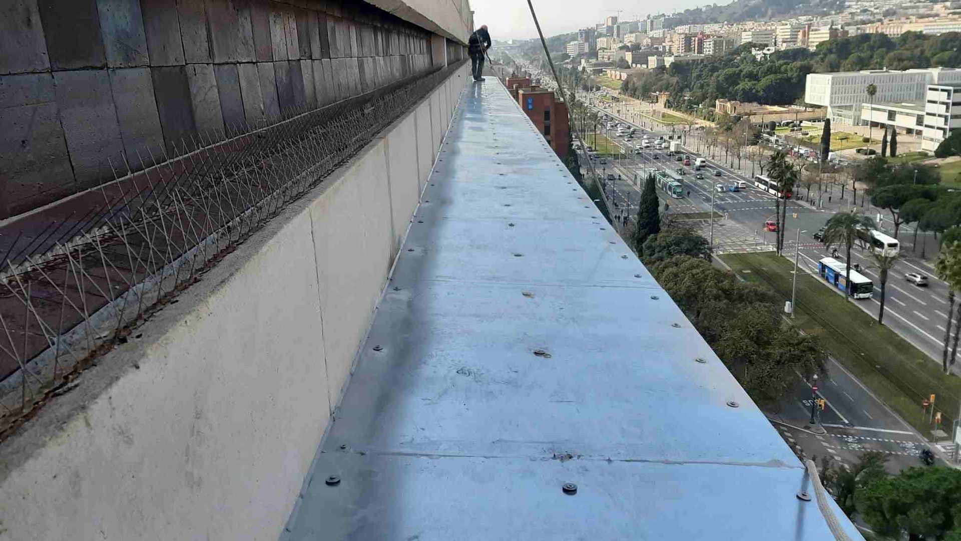 Una persona está parada en el borde de un edificio.