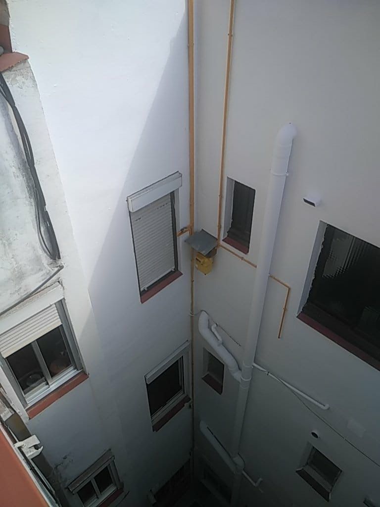 Una vista aérea de un edificio con muchas ventanas.