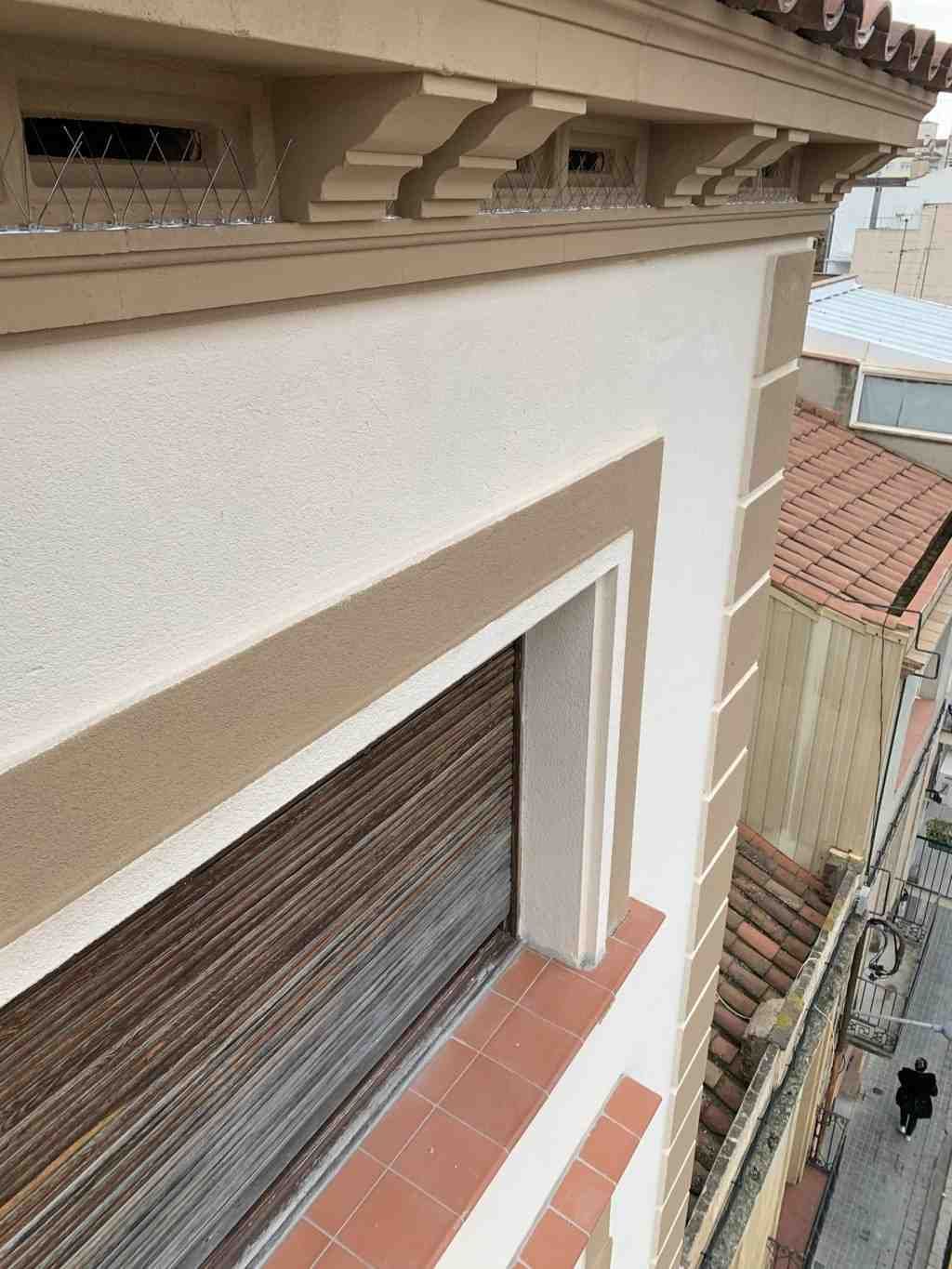 Una vista aérea de un edificio con una ventana y un techo.