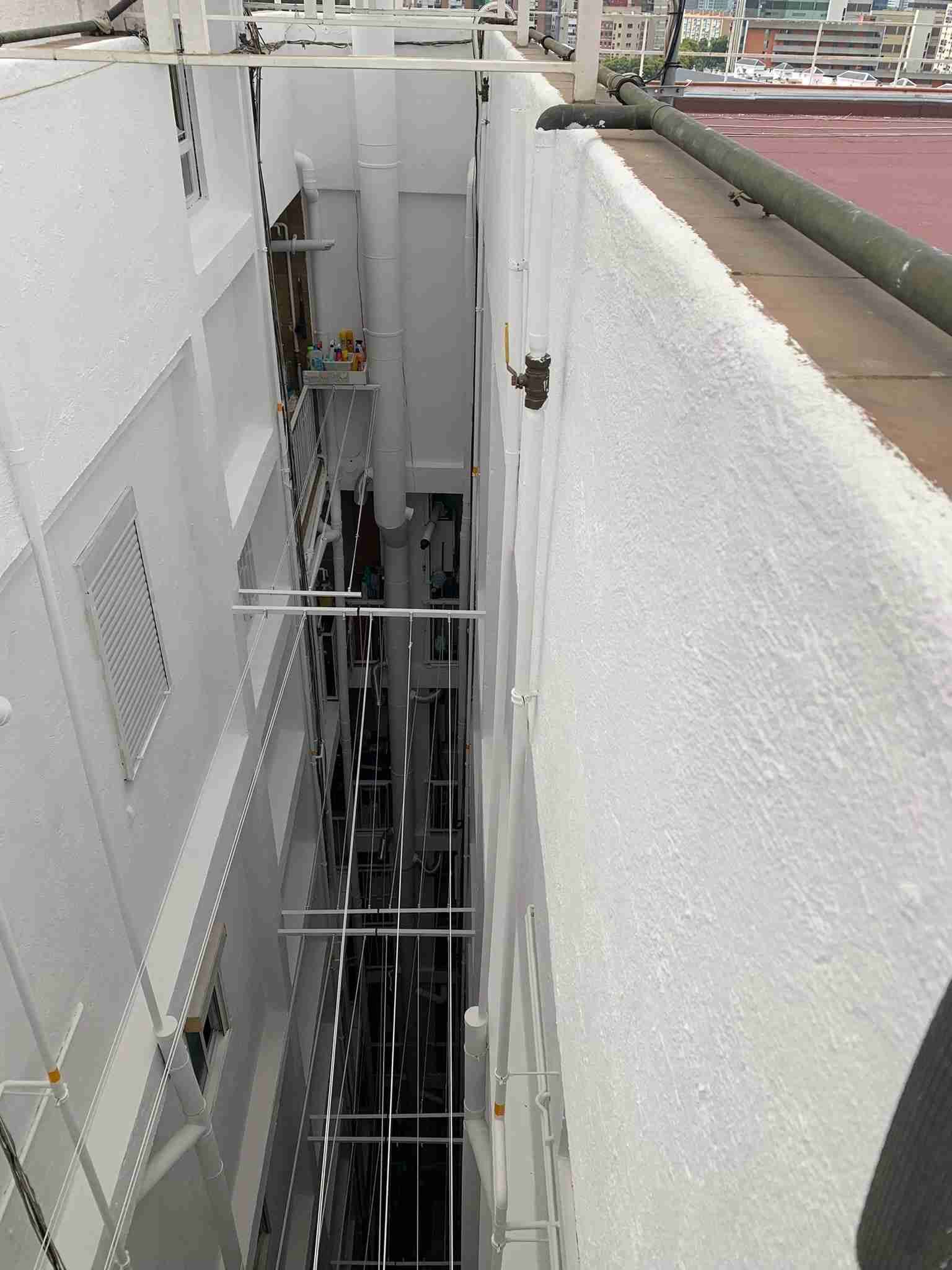 Un gran edificio blanco con muchos cables colgando de él.